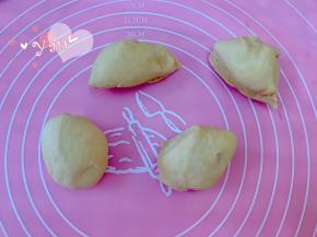 黄色面团取200g，分成50g一个。