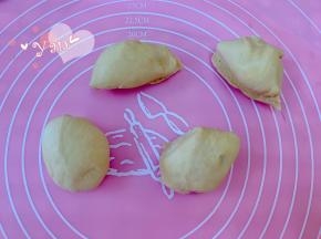 黄色面团取200g，分成50g一个。