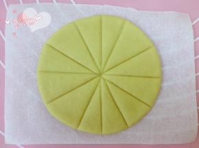 用刮刀压出12份印子。