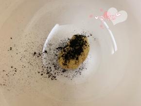 剩余的黄色面团取15g，加入适量竹炭粉和牛奶。