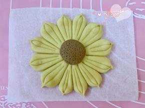 用牙签在棕色面团上扎小孔做花蕊。如果室温过高，做好一个就放冰箱冷藏保存，再继续接着做下一个，避免常温下发酵，要等全部做好再一起发酵。