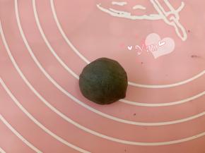 揉成黑色面团。