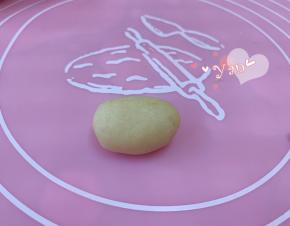 黄色面团分成8g一个，搓成椭圆形。