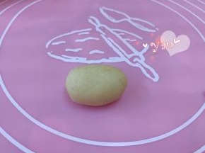 黄色面团分成8g一个，搓成椭圆形。