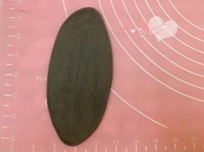 黑色面团擀开。