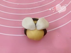 另外揉了一点白色面团做翅膀。