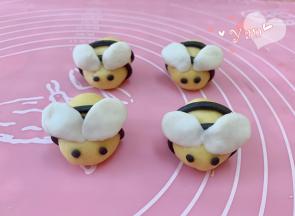 用黑色面团捏出8颗小眼睛黏上，蜜蜂就完成了。
