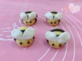 用黑色面团捏出8颗小眼睛黏上，蜜蜂就完成了。