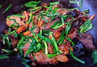 韭菜猪肝炒至入味调味均匀即可出锅享用