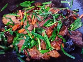 韭菜猪肝炒至入味调味均匀即可出锅享用