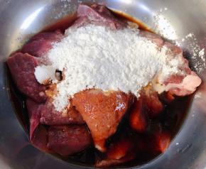 猪肝片成片状用清水多清洗几遍洗去血水沥干水份放入一品鲜酱油、蚝油、糖、淀粉