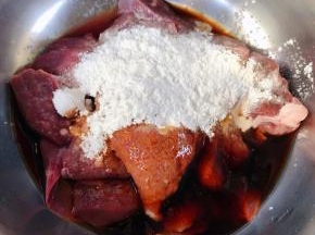 猪肝片成片状用清水多清洗几遍洗去血水沥干水份放入一品鲜酱油、蚝油、糖、淀粉