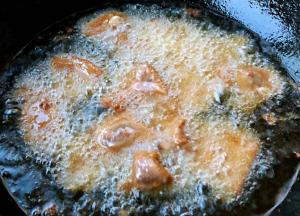 锅中倒入适量油加热至七成热放入猪肝炸起来刚放入锅中不要搅拌等猪肝稍微定型再翻动