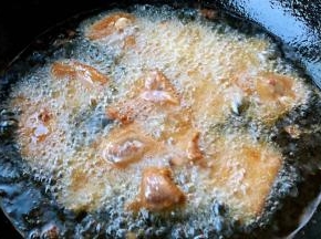 锅中倒入适量油加热至七成热放入猪肝炸起来刚放入锅中不要搅拌等猪肝稍微定型再翻动
