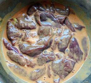 调味料和淀粉搅拌均匀完全裹上猪肝煨制二十分钟入味