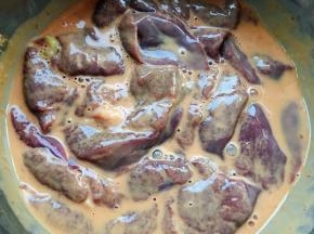 调味料和淀粉搅拌均匀完全裹上猪肝煨制二十分钟入味