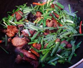 放入盐和味精大火快速翻炒