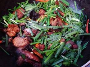 放入盐和味精大火快速翻炒