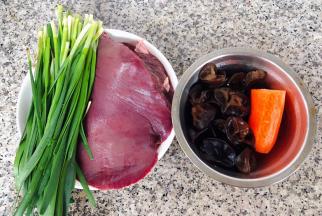 准备原材料猪肝、韭菜、木耳、胡萝卜备用