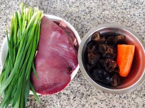 准备原材料猪肝、韭菜、木耳、胡萝卜备用