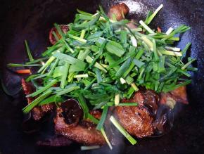 放入韭菜和木耳翻炒一下