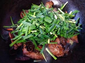 放入韭菜和木耳翻炒一下