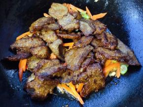 放入猪肝翻炒均匀