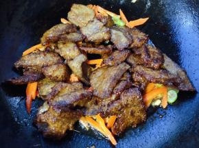 放入猪肝翻炒均匀