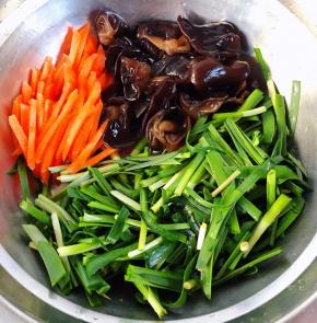 韭菜和胡萝卜切段和木耳放入容器中