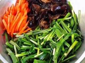 韭菜和胡萝卜切段和木耳放入容器中