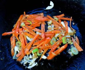 另起锅倒入油加热放入葱姜蒜爆香再放入胡萝卜炒至断生