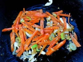 另起锅倒入油加热放入葱姜蒜爆香再放入胡萝卜炒至断生