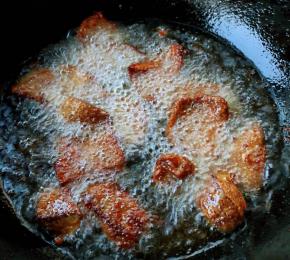 猪肝炸至两面金黄色漂浮起来即可出锅