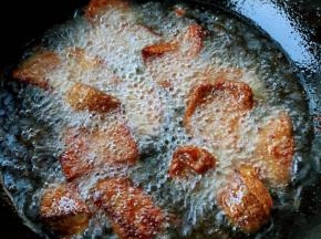 猪肝炸至两面金黄色漂浮起来即可出锅