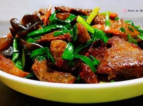 鲜美可口的韭菜炒猪肝装入盘中就大功告成了