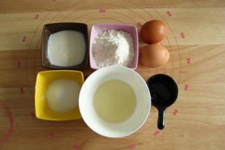 准备好材料，需要用连壳大概60克的冷藏鸡蛋。24连模装好迷你纸杯。