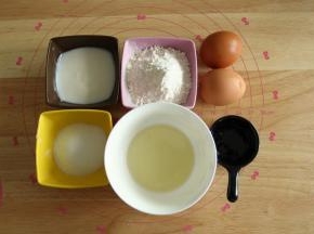 准备好材料，需要用连壳大概60克的冷藏鸡蛋。24连模装好迷你纸杯。