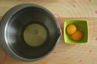 分离蛋黄和蛋白。蛋白放入干净无水无油盆中，放入冰箱冷冻备用。