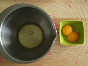 分离蛋黄和蛋白。蛋白放入干净无水无油盆中，放入冰箱冷冻备用。