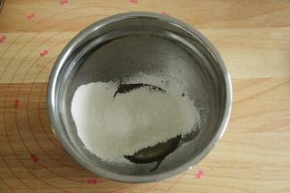 玉米油隔热水或者微波炉加热到80度左右。然后过筛入全部低粉。