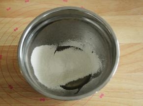 玉米油隔热水或者微波炉加热到80度左右。然后过筛入全部低粉。