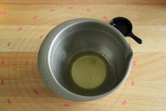 取出冷冻到四周带冰渣状态的蛋白（打发出来更细腻稳定），加入几滴白醋或者柠檬汁。此时可以预热烤箱上下160度。