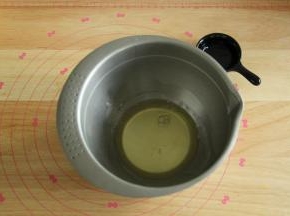 取出冷冻到四周带冰渣状态的蛋白（打发出来更细腻稳定），加入几滴白醋或者柠檬汁。此时可以预热烤箱上下160度。