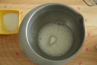 电动打蛋器高速打发，打到鱼眼泡，加入1/3细砂糖；然后继续打到细密小泡，加入1/3细砂糖；等到打到蛋白略带纹路，加入最后的细砂糖。