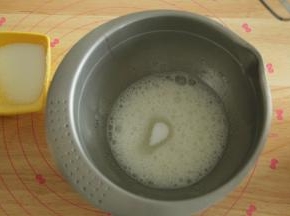 电动打蛋器高速打发，打到鱼眼泡，加入1/3细砂糖；然后继续打到细密小泡，加入1/3细砂糖；等到打到蛋白略带纹路，加入最后的细砂糖。