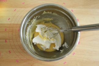 取1/3蛋白霜入蛋黄糊中，左手配合逆时针转盆，右手用蛋抽从2点钟方向切入，从盆底划到7点钟方向翻起到盆中心，重复切拌，翻拌动作，初步混匀。蛋抽不要提得太高，防止带入太多的空气，烤出的成品会有好多气孔。