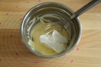 再取1/3蛋白霜，重复上一步，翻拌均匀。