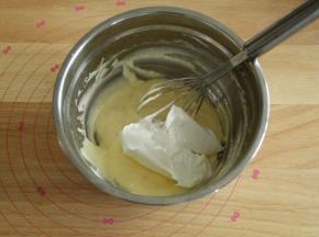 再取1/3蛋白霜，重复上一步，翻拌均匀。
