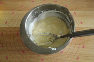 然后倒回到剩余蛋白霜中，同样操作，混匀后，最后用刮刀，将盆边和盆底部蛋抽没有拌匀的，再翻拌几下拌匀即可。