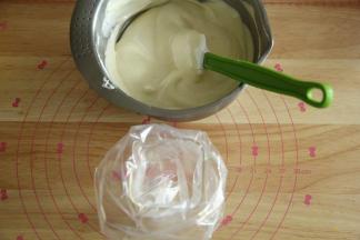 看，混匀的蛋糕糊，是没有蛋白霜块的哦。准备好裱花袋。